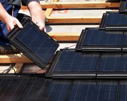 Jong Kapper Informeer Zonnepannen, top 5 vragen over dakpannen met zonnecellen
