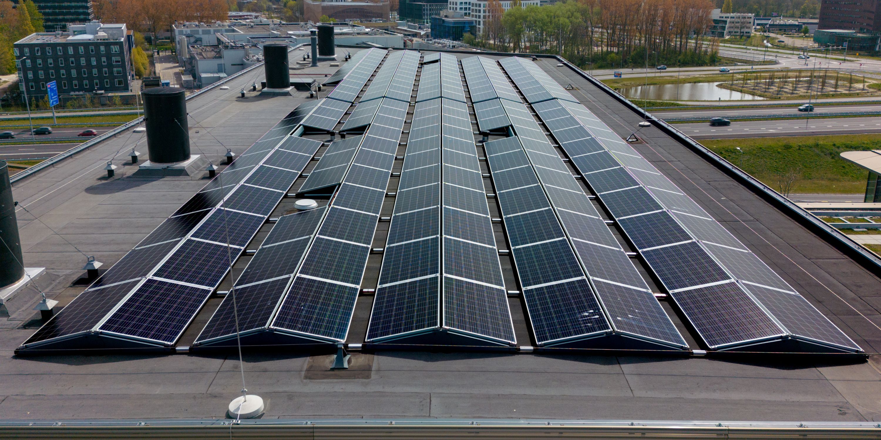 Oost-west zonnepanelen plat dak