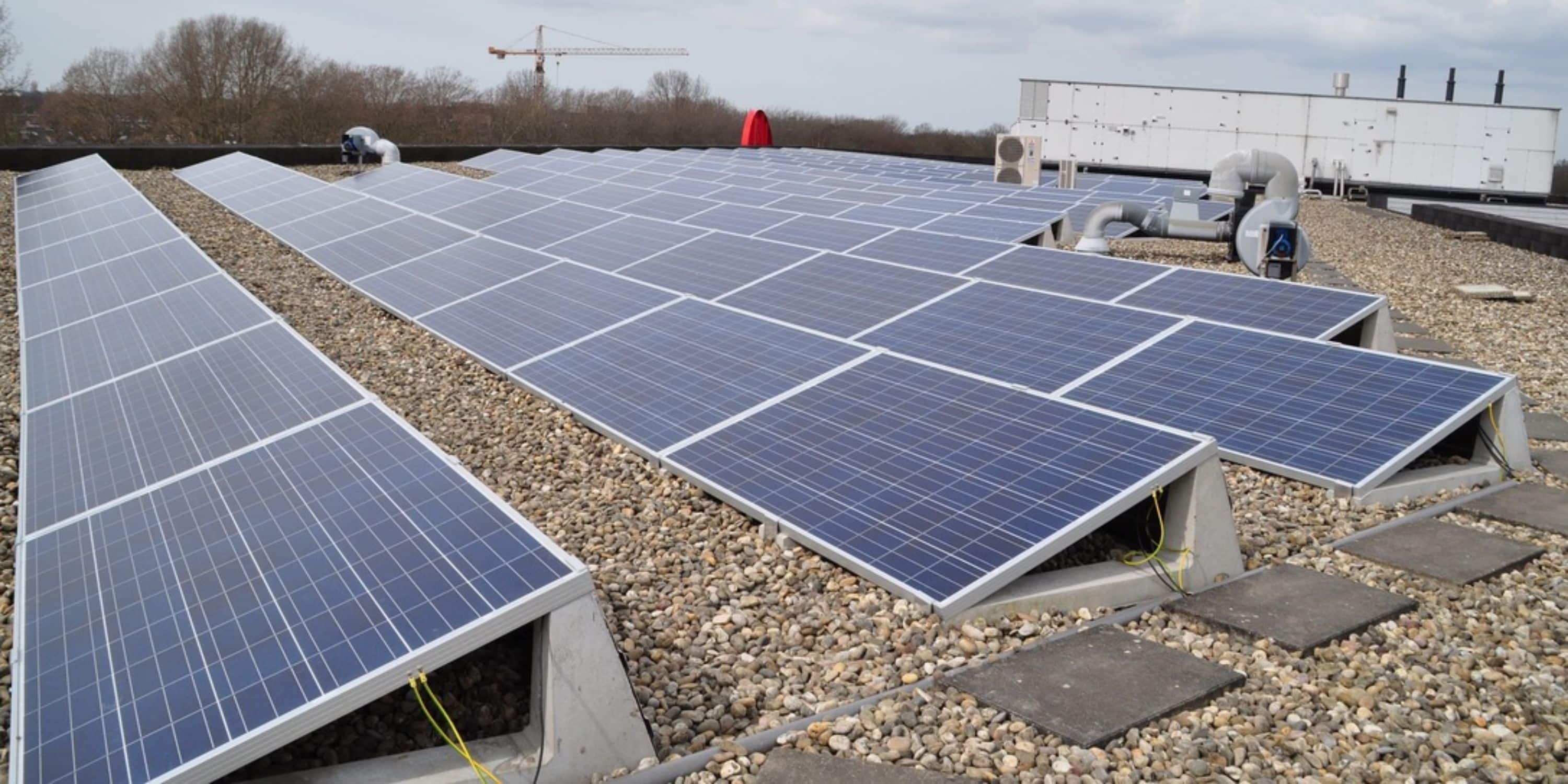 Zonnepanelen op plat dak hellingshoek